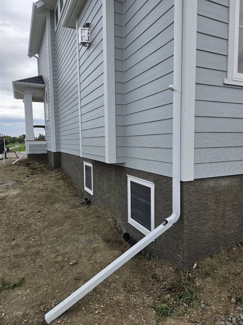 Dark charcoal parging on a new-build foundation